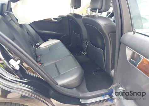 2013 Mercedes-Benz C 300 Luxury 4Matic/Sport 4Matic z USA, uszkodzony, nr VIN WDDGF8AB3DG067271